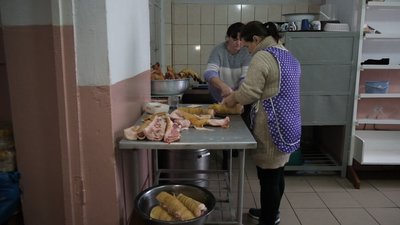 Господині з батальйону "Добрі серця" на Вінниччині готують смаколики для бійців Господині з батальйону "Добрі серця" на Вінниччині готують смаколики для бійців
