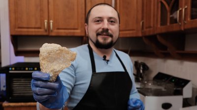 Повернувся з АТО та відкрив власну справу. Чернівчанин робить закуски зі свинячої шкіри