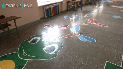 Капітошки, жабки, ромашки: у рівненській школі зробили інтерактивну підлогу Капітошки, жабки, ромашки: у рівненській школі зробили інтерактивну підлогу
