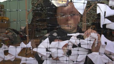 В місті на Волині плетуть зимове маскування для військових. Потрібні помічники