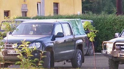 Стріляв по машині, а підстрелив людину: буковинський прикордонник втік з України