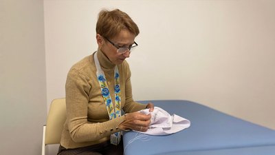 Вже вишила сорочку доньці: у Львові відновили кисть жінці, яка понівечила руку в січкарні