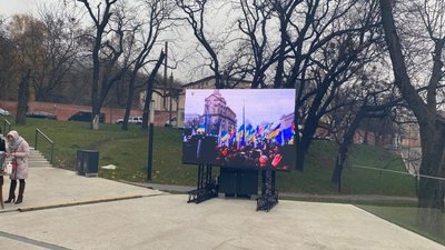 "Біля вогню та барикади". Святкування річниці Революції Гідності у Львові "Біля вогню та барикади". Святкування річниці Революції Гідності у Львові