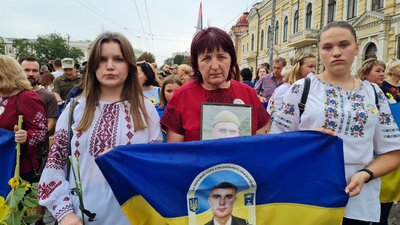 "Ми нагадуємо жителям, що у нас війна". У Кропивницькому відбулась Хода пам'яті "Ми нагадуємо жителям, що у нас війна". У Кропивницькому відбулась Хода пам'яті