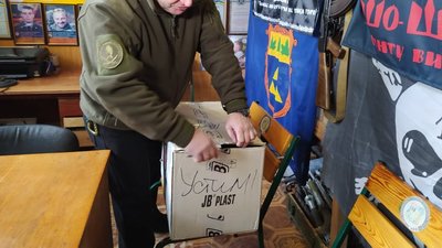 Батько Героя Небесної Сотні Устима Голоднюка показав речі, в яких він загинув на Майдані Батько Героя Небесної Сотні Устима Голоднюка показав речі, в яких він загинув на Майдані