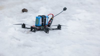 РФ атакувала Семенівку FPV-дроном: пошкоджені фасад та вікна багатоквартирного будинку