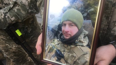 У Полтаві прощаються із воїнами, які загинули під час оборони України У Полтаві прощаються із воїнами, які загинули під час оборони України