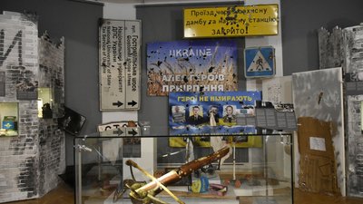 У Києві відкрили виставку "Навала. Київський постріл", присвячену обороні столиці У Києві відкрили виставку "Навала. Київський постріл", присвячену обороні столиці