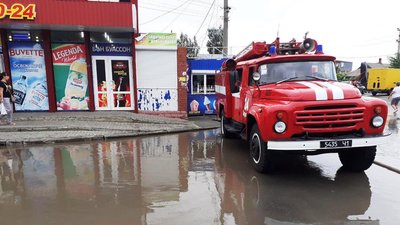 Негода на Приазов'ї: рятувальники вивільняли автівки, прибирали дерева, відкачували воду