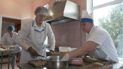 Свидівські волонтери готують військовим Свидівські волонтери готують військовим