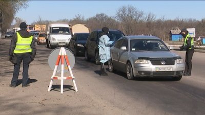 Зранку на околиці Сум утворилась черга з автомобілів через перевірку температури