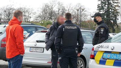 В Ужгороді затримали чоловіка, який зрізав тюльпани на площі Народній В Ужгороді затримали чоловіка, який зрізав тюльпани на площі Народній