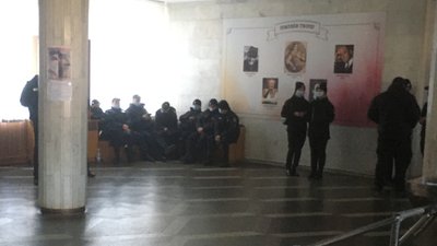 Під Житомирською ОДА наряди поліції – облрада запросила на комісію керівника "Житомиргазу" Під Житомирською ОДА наряди поліції – облрада запросила на комісію керівника "Житомиргазу"
