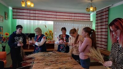 У громаді на Житомирщині школярів навчають робити дідухів У громаді на Житомирщині школярів навчають робити дідухів
