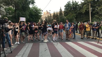 Під будівлею МВС "святкують" відставку Авакова Під будівлею МВС "святкують" відставку Авакова