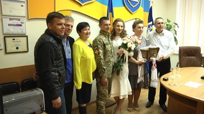 Житомиряни Тетяна та Петро Прохорчук одружилися 26 березня, як і планували до війни Житомиряни Тетяна та Петро Прохорчук одружилися 26 березня, як і планували до війни