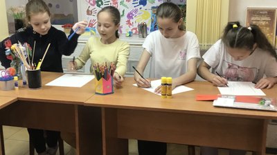 Улюблені кольори – жовтий і блакитний: діти в Житомирі розписували герб та у формі гри знайомилися із Конституцією Улюблені кольори – жовтий і блакитний: діти в Житомирі розписували герб та у формі гри знайомилися із Конституцією