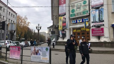 У Тернополі повідомили про замінування вокзалу, універмагу та освітніх закладів У Тернополі повідомили про замінування вокзалу, універмагу та освітніх закладів