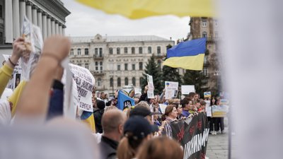 Рідні військовополонених провели акцію на Майдані Незалежності в Києві Рідні військовополонених провели акцію на Майдані Незалежності в Києві