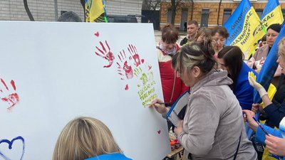 У Києві на Софійській площі провели акцію "Я чекаю на тебе...". Про що йдеться У Києві на Софійській площі провели акцію "Я чекаю на тебе...". Про що йдеться