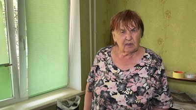 Жителька Краматорська Валентина показує розтрощену квартиру після удару бомби 22 липня Жителька Краматорська Валентина показує розтрощену квартиру після удару бомби 22 липня