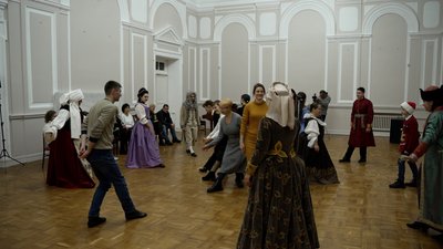 Танці 18 століття та вбрання української еліти періоду Бароко: у Чернігові провели Різдвяний бал Гетьманщини Танці 18 століття та вбрання української еліти періоду Бароко: у Чернігові провели Різдвяний бал Гетьманщини