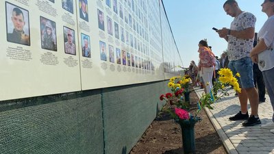 У Полтаві біля вшанували загиблих бійців У Полтаві біля вшанували загиблих бійців