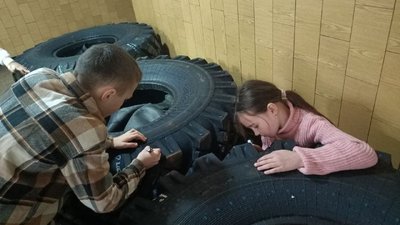 Під час благодійного ярмарку у луцькому ліцеї діти назбирали гроші на шини та тепловізор для військових