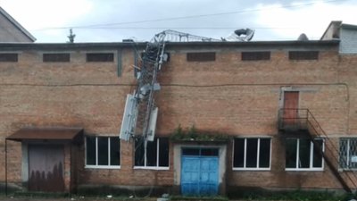 Повалені дерева та вежа мобільного зв'язку: на Черкащині через грозу знеструмлені кілька сіл Повалені дерева та вежа мобільного зв'язку: на Черкащині через грозу знеструмлені кілька сіл