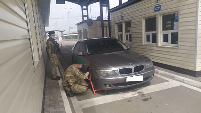 На Херсонщині прикордонники затримали чоловіка, який їхав з Чехії на викраденому автомобілі