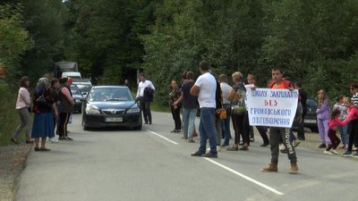 На Косівщині люди перекрили дорогу: просять не закривати сільську гімназію На Косівщині люди перекрили дорогу: просять не закривати сільську гімназію