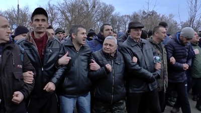Мешканці Нових Санжар не пропускають техніку з українцями, яких везуть на обсервацію Мешканці Нових Санжар не пропускають техніку з українцями, яких везуть на обсервацію