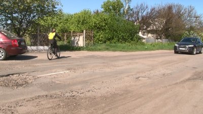 Жодного капремонту за пів сотні років: жителі села на Черкащині просять поремонтувати дорогу Жодного капремонту за пів сотні років: жителі села на Черкащині просять поремонтувати дорогу