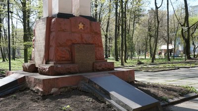 У Чернівцях хочуть перепоховати останки радянських військових з парку імені Шевченка. Що кажуть експерти