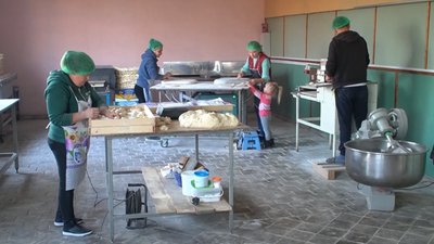 "Головне – мир, а все інше наживемо". Переселенці з Миколаївської області відкрили мініпекарню на Кіровоградщині