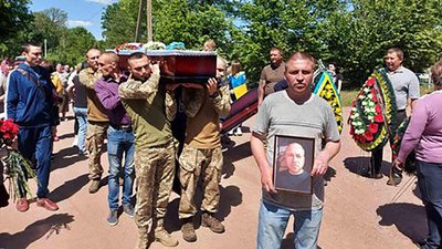У Житомирі родинам загиблих військових передали державні нагороди У Житомирі родинам загиблих військових передали державні нагороди
