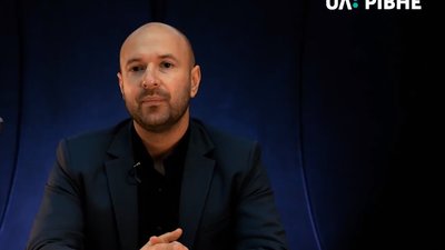 Пробіжка по даху патрульної машини у самому центрі Рівного: в пошуках челенджера (ВІДЕО) Пробіжка по даху патрульної машини у самому центрі Рівного: в пошуках челенджера (ВІДЕО)