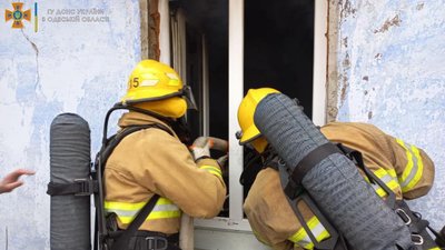 В тяжкому стані: в пожежі на Одещині постраждали мати та донька
