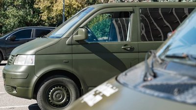 Фермери з Одещини придбали чотири авто для ЗСУ Фермери з Одещини придбали чотири авто для ЗСУ