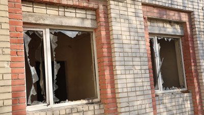 Військові РФ безпілотником атакували медичний заклад у Херсоні: двоє поранених