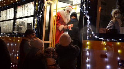 Без пасажирів, але з подарунками: в Одесі пройшов парад трамваїв Без пасажирів, але з подарунками: в Одесі пройшов парад трамваїв