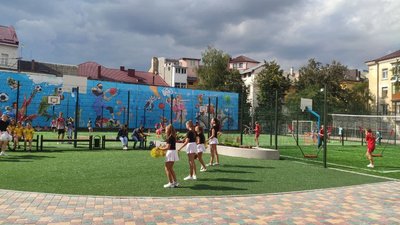 У Тернополі біля школи відкрили спортивний майданчик У Тернополі біля школи відкрили спортивний майданчик