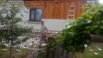 Пошкоджені дахи та повалені дерева: в селі на Волині ліквідовують наслідки буревію Пошкоджені дахи та повалені дерева: в селі на Волині ліквідовують наслідки буревію