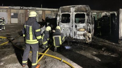 У Харкові на стоянці згоріли чотири мікроавтобуси та легковик
