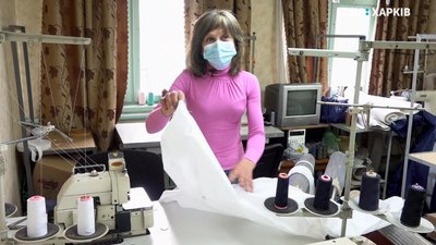 Подружжя харків'ян передали медикам 30 захисних костюмів Подружжя харків'ян передали медикам 30 захисних костюмів