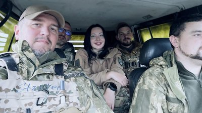 Військовий лікар Олег Токарчук з колегами Військовий лікар Олег Токарчук з колегами