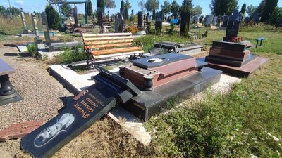 Запобіжний захід підозрюваному та відшкодування збитків: що відомо про понівечення 70 могил на Вінниччині Запобіжний захід підозрюваному та відшкодування збитків: що відомо про понівечення 70 могил на Вінниччині