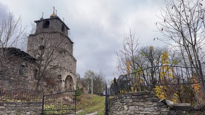 На території Сатанівського монастиря є діючих храм – церква Святої Трійці