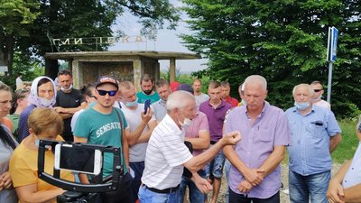 На Прикарпатті обурені бездоріжжям селяни блокують дорогу