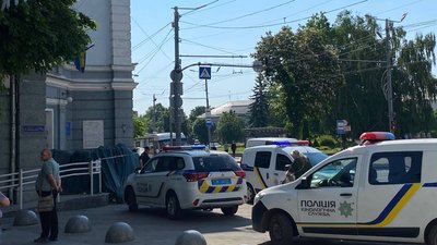 В Житомирі поліція перевіряє повідомлення про замінювання приміщення Житомирської міської ради В Житомирі поліція перевіряє повідомлення про замінювання приміщення Житомирської міської ради